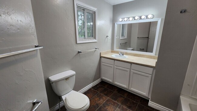 Building Photo - 4 bed 2 bath house in Edmond, OK next to UCO campus