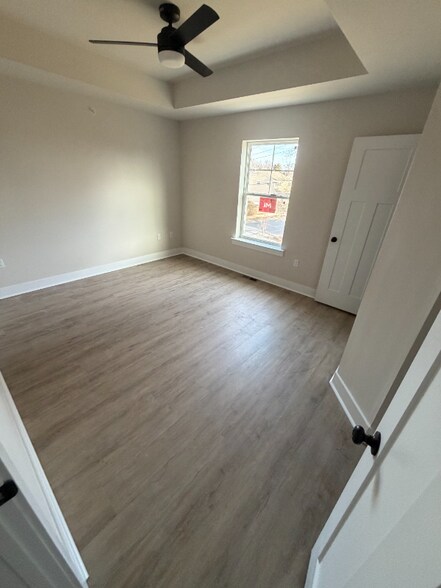 Building Photo - 1411 Greenview Dr