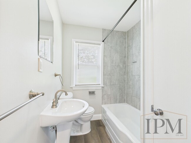 Building Photo - Available Now! Beautiful 3 Bedroom 2 Bath ...