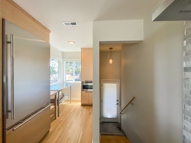 Building Photo - Stunning Mid-Century Home with Spectacular Southerly Views in Sought-After Terwilliger Heights!