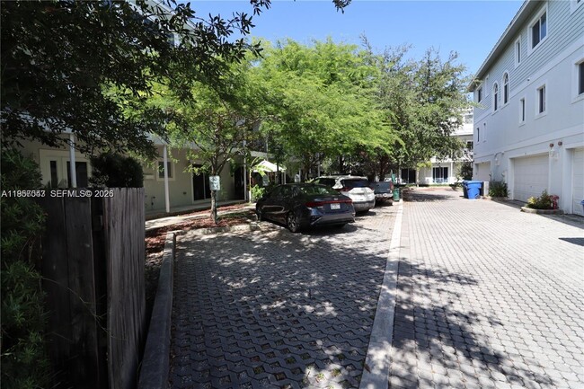 Building Photo - 609 NE 28th St