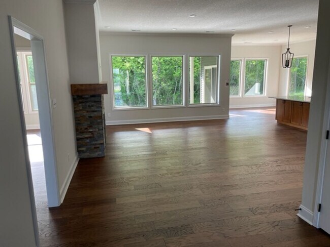 Building Photo - Vonore 37885 - 4 bedroom, 3 bath in Tellico Village - Contact Ed Johnson 865-924-5045