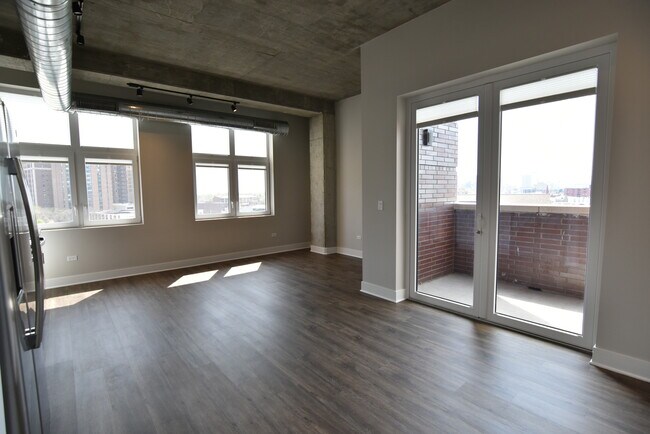 Building Photo - 3833 N Broadway