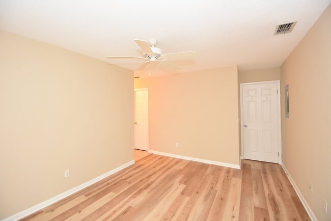 Building Photo - Second floor condo 2/1.5 located at the Fa...