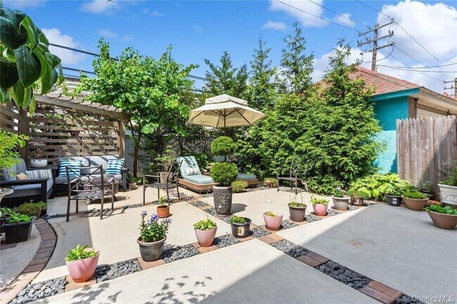 Building Photo - 225 E Walnut St