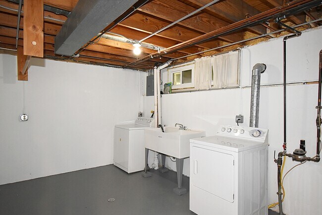 Building Photo - 1191 Meadow Ln