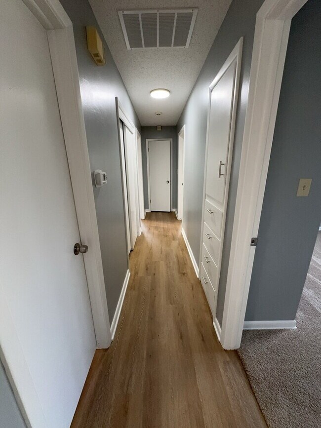 Building Photo - "Charming 3-Bedroom Home with 2 Full Baths and 1580 Sq Ft of Living Space in Wichita!"