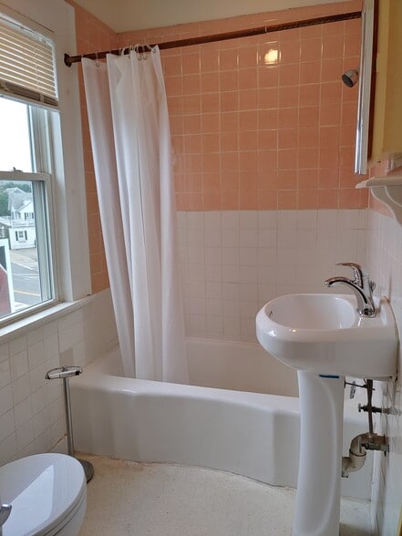 Building Photo - 321 Main St