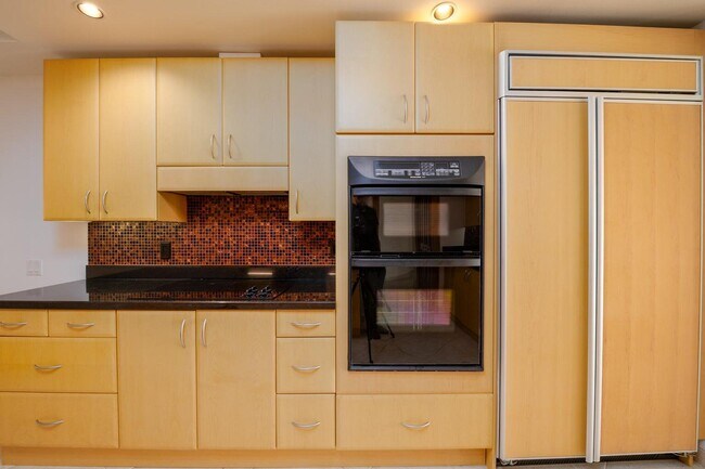 Building Photo - 1228 Hillsboro Mile