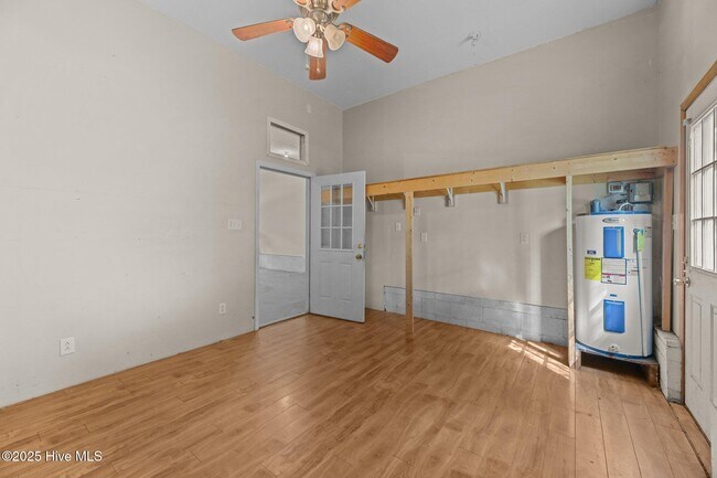 Building Photo - 506 River Rd