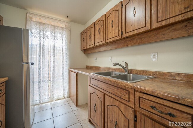 Building Photo - $3,200 / 3br - 1370ft2 - Quaint and Cozy 3...