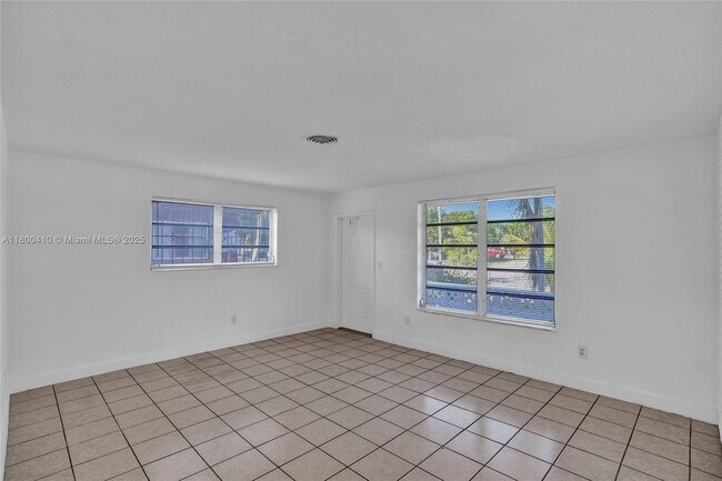 Building Photo - 16980 N Miami Ave