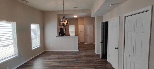 Building Photo - Large, Renovated 4 bedroom in Church Hill