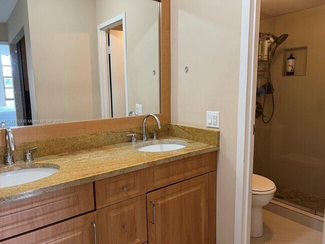 Building Photo - 2500 NE 135th St