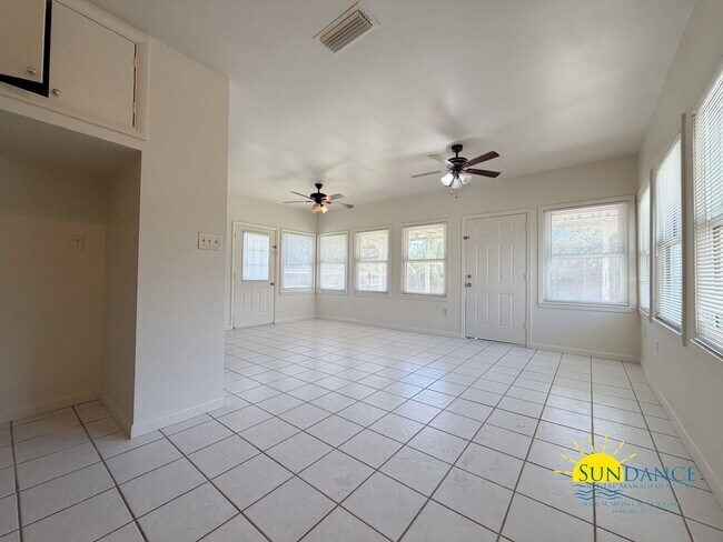 Building Photo - Lovely 3 Bedroom Home in Fort Walton