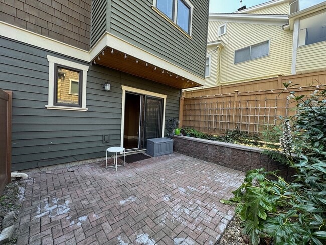 Building Photo - 1/2 off on first month rent special - Cozy...