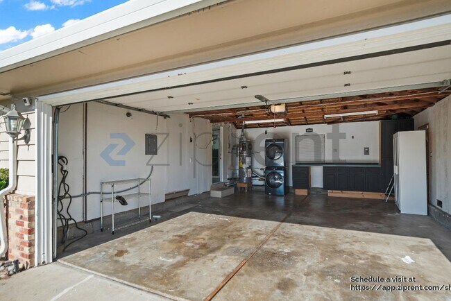 Building Photo - 38440 Farwell Dr