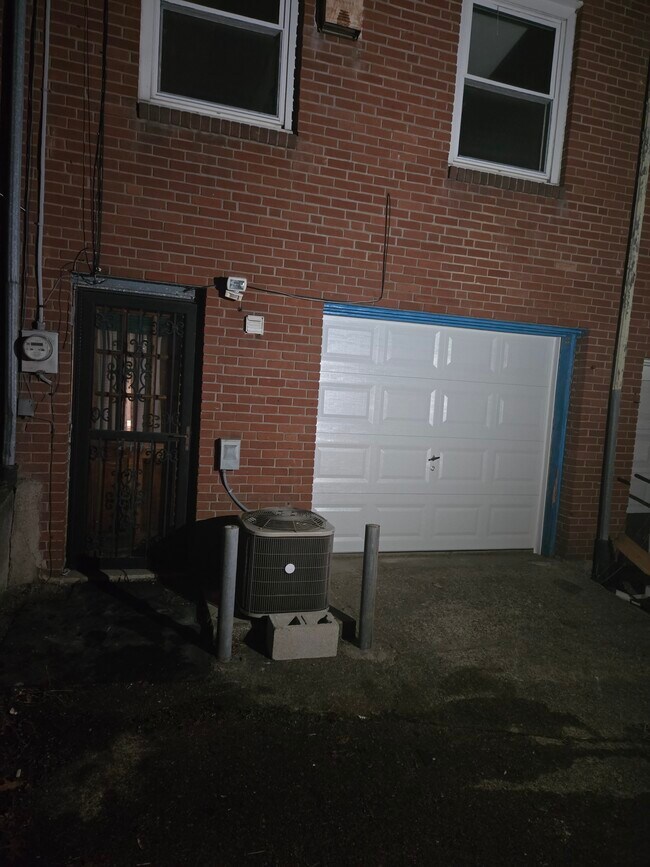 Building Photo - 2445 Brookwood St