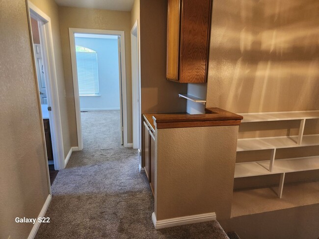 Building Photo - Beautiful 4 bedroom, 3 bathroom home locat...