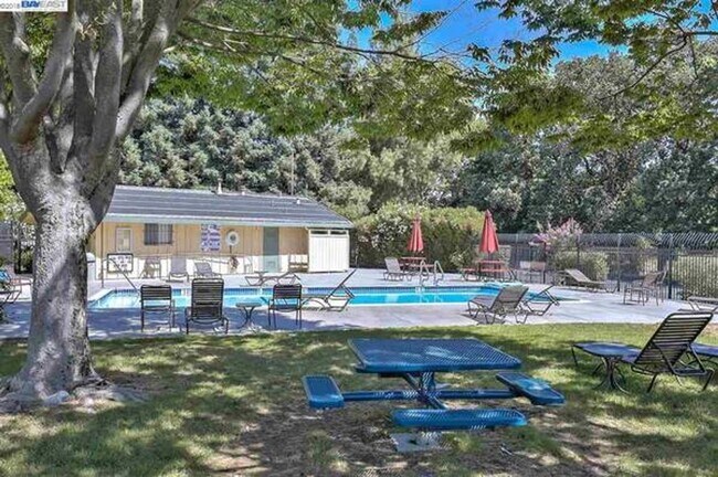 Building Photo - $2,490 - THE NICEST FIRST FLOOR CONDO IN P...