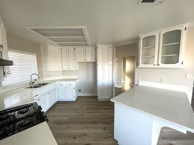 Building Photo - 8101 Jacaranda Ave