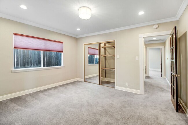 Building Photo - Beautiful Pet Friendly Home in Pasadena