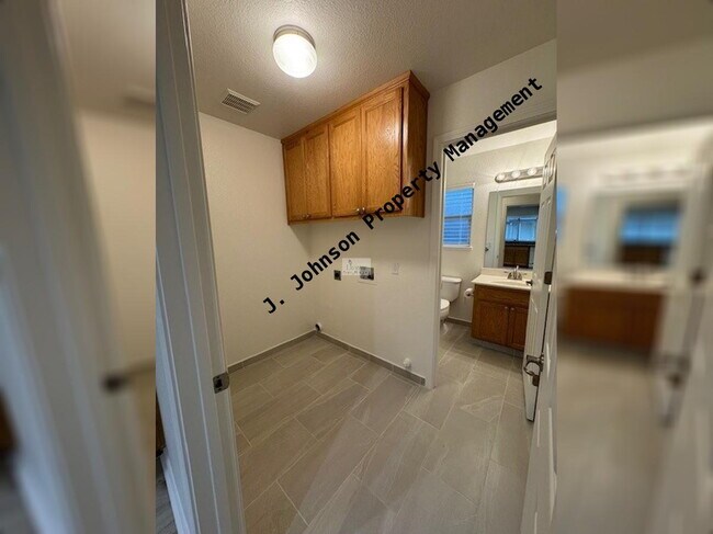 Building Photo - 2bed 2 bth located in Manteca