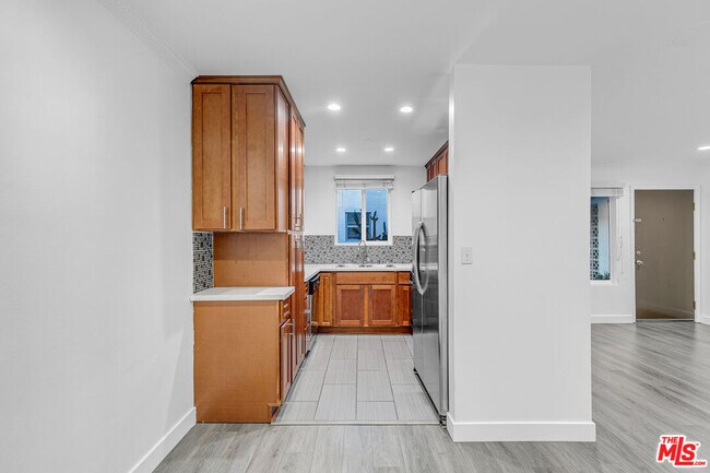 Building Photo - 1837 N La Brea Ave