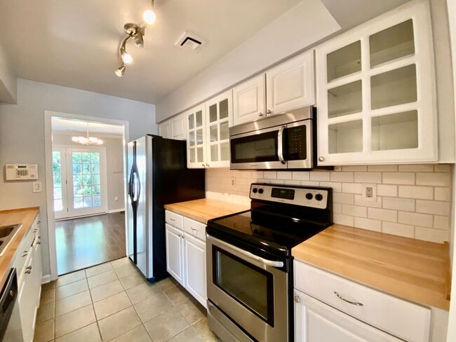 Building Photo - Amazing 3 Bedroom Townhome with Fenced Bac...