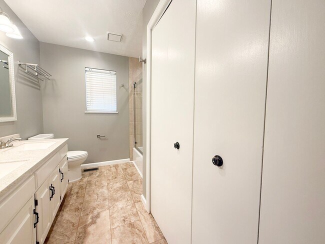 Building Photo - Pet-Friendly 3-Bedroom Home with Fenced Yard, Sun Room & Utilities Included