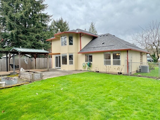 Building Photo - Linwood Neighborhood, Milwaukie Home on Quiet Cul-de-sac, 2 Car Garage, A/C, Huge Fenced Backyard