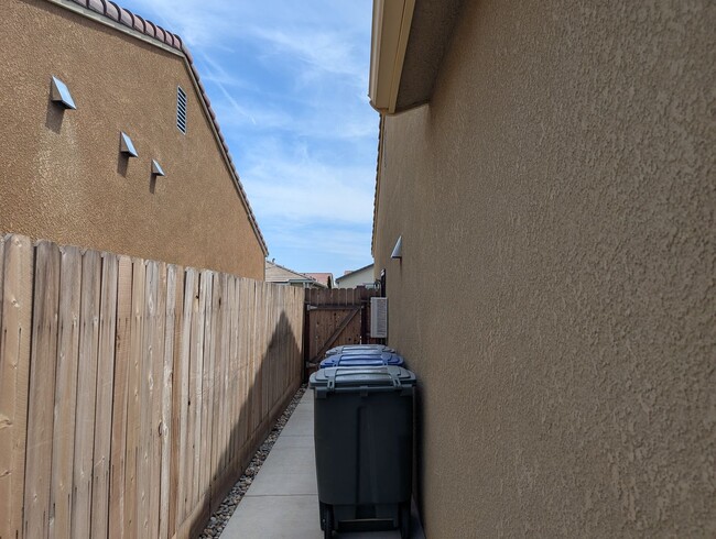 Building Photo - Modern and well appointed home in Clovis, ...