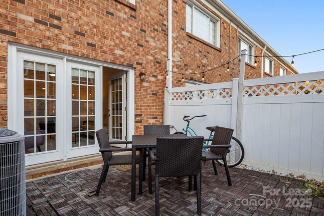 Building Photo - 1318 Green Oaks Ln