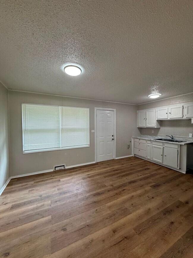 Building Photo - Ruskin Heights - 3 Bedroom 1 Bathroom