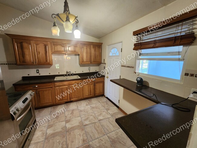 Building Photo - Spacious 3 bedroom 2 bathroom house Walkin...