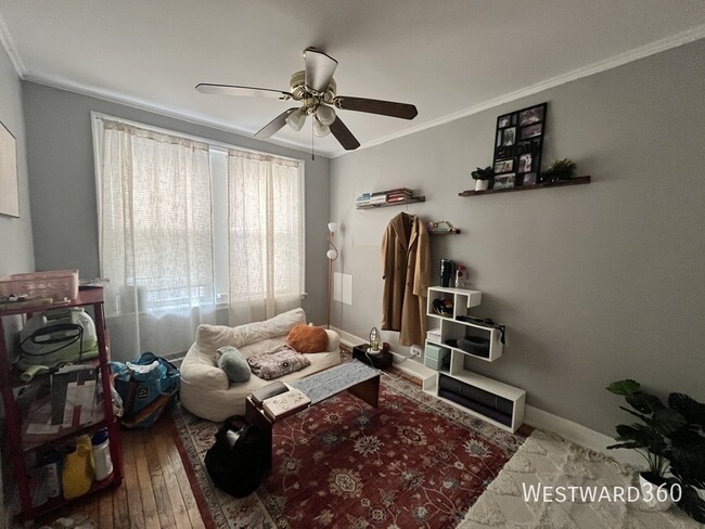 Building Photo - 1626 W Sherwin Ave