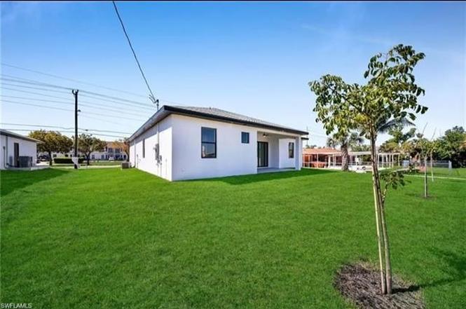 Building Photo - 3509 Santa Barbara Blvd