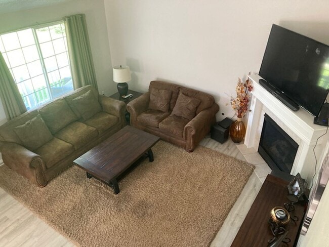 Building Photo - Lovely tri-level 4 bedroom 2 bath home in ...