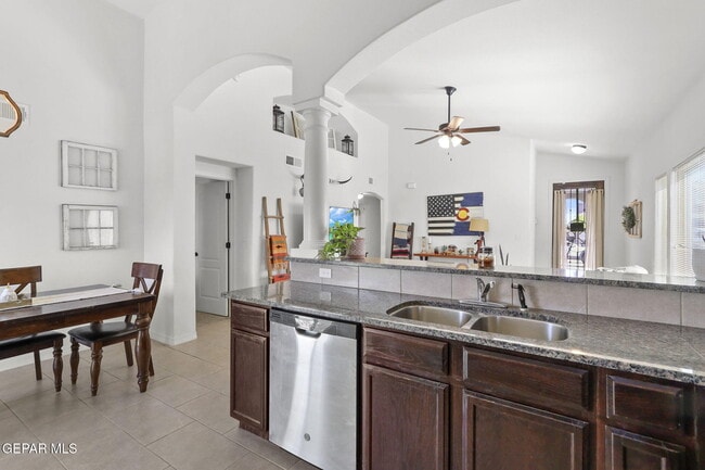 Building Photo - 14828 Tierra Escape Ave