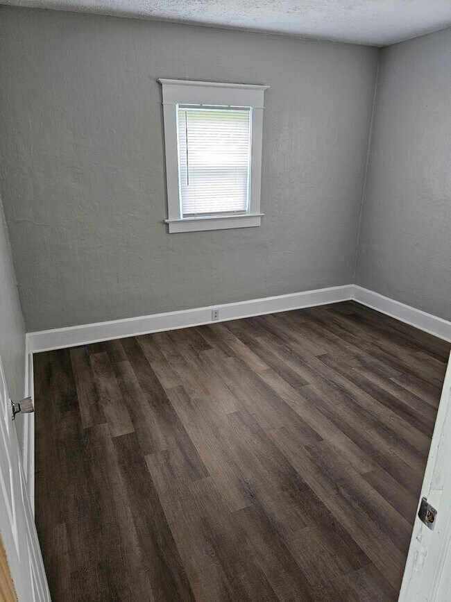 Building Photo - For Rent: 2 Bed 1 Bath with Fence + 1 Gar Garage + Deck!