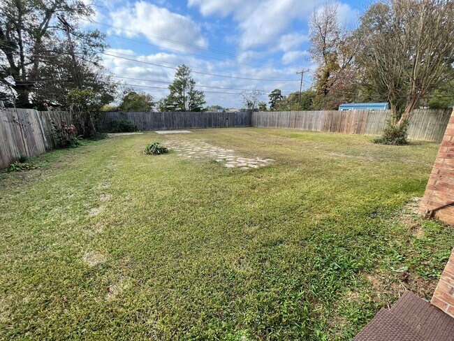 Building Photo - Beautiful 3 Bedroom Home in Southern Hills