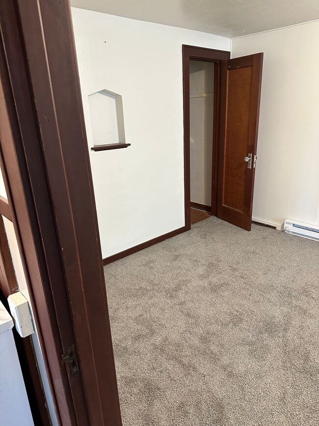 Building Photo - 1 Bedroom, 1 Bathroom located in Reaney Park!