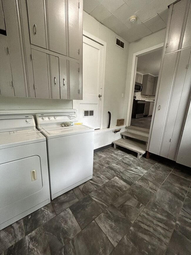 Building Photo - Beautiful 3 Bedroom/ 1.5 bath