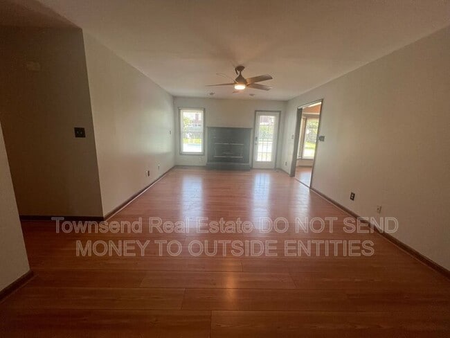 Building Photo - 6149 Lakeway Dr