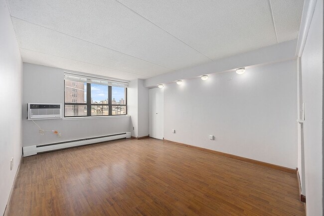 Building Photo - 300 W 110th St