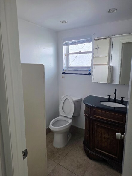 Building Photo - 320 NE 12th Ave