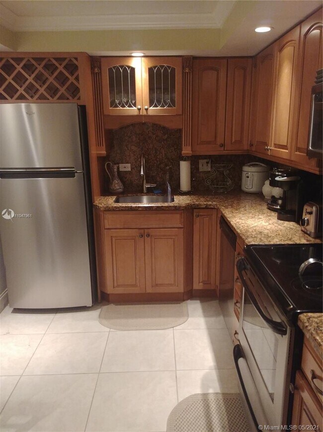 Building Photo - 6039 Collins Ave