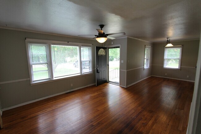 Building Photo - 2215 Rosewood Dr