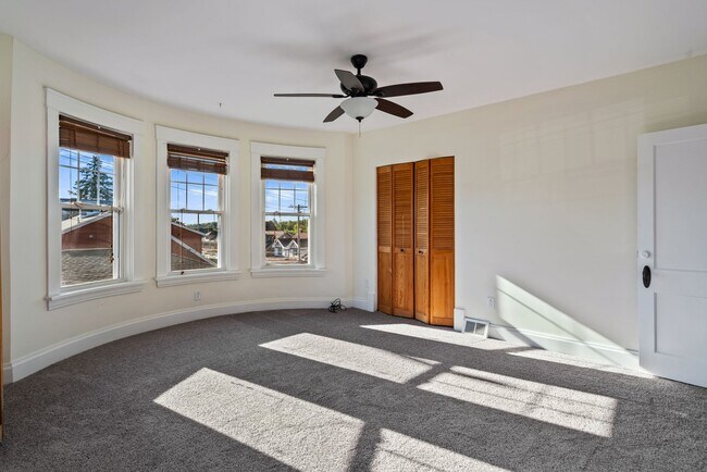 Building Photo - 5 bed 1 bath - newly updated, tons of space, central air, off street parking, laundry