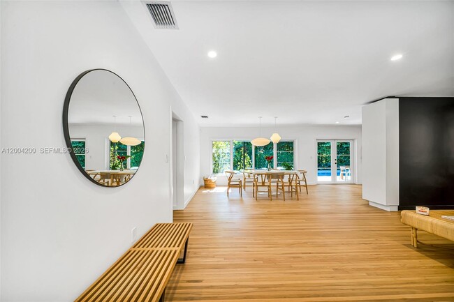 Building Photo - 1010 Placetas Ave